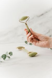 Rodillo de jade y hojas para el cuidado de la piel