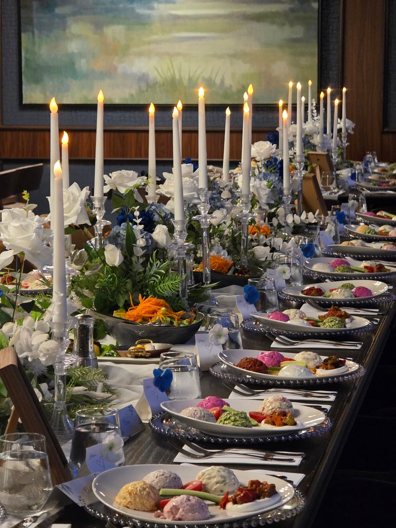 Masă festivă pregătită pentru un dineu corporate