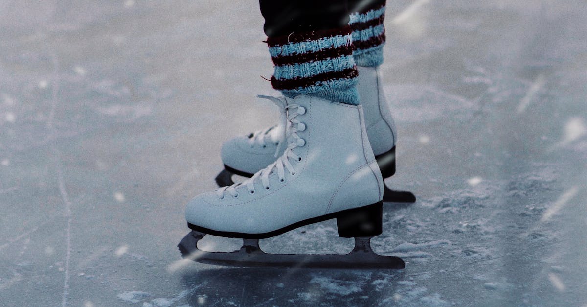 https://discoverthedinosaurs.com/how-are-ice-skates-supposed-to-fit/