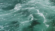 迷人的绿松石海浪和白色浪花纹理，在鸟瞰图中展现了大自然的美丽
