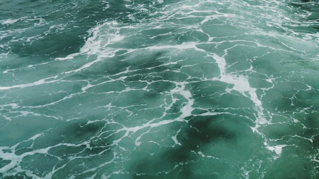 迷人的绿松石海浪和白色浪花纹理，在鸟瞰图中展现了大自然的美丽