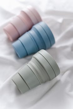 彩色硅胶咖啡杯特写，展现完美的零浪费生活方式