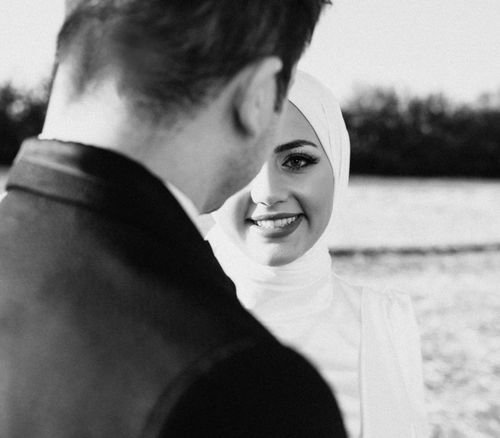 Free Black and white portrait of a smiling woman in hijab outdoors, capturing elegance and joy. Stock Photo