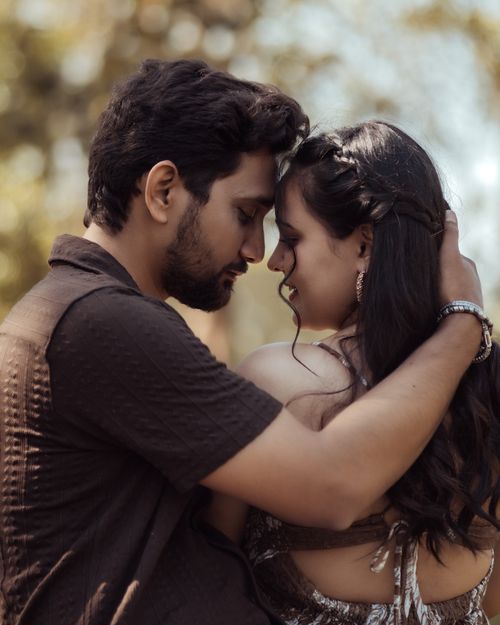 Free A tender moment between an Indian couple during a pre-wedding shoot outdoors. Stock Photo