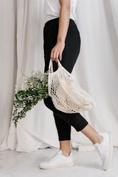 携带可重复使用网袋的人，正拥抱环保的生活方式