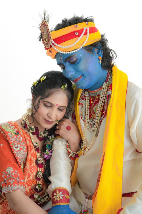 Free Colorful depiction of a couple in traditional Indian attire, embodying cultural vibrancy. Stock Photo
