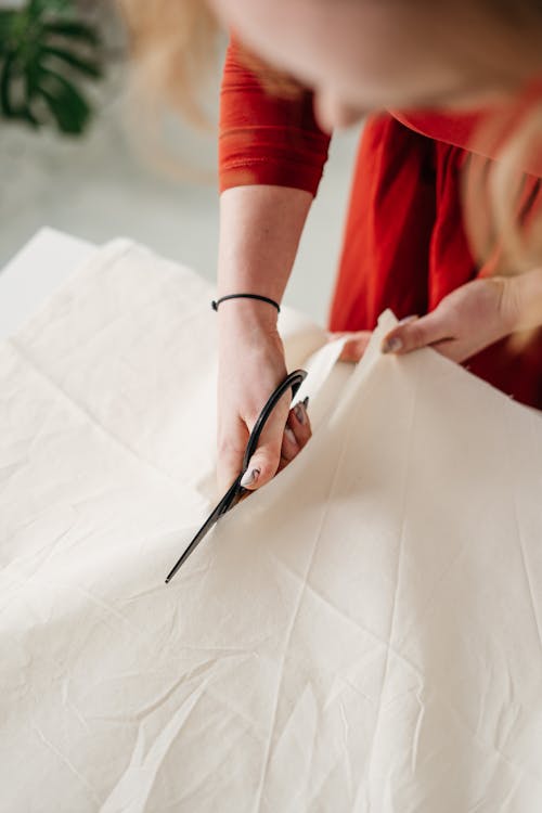 Persoon In Rood Shirt Met Lange Mouwen Met Zwarte En Zilveren Schaar