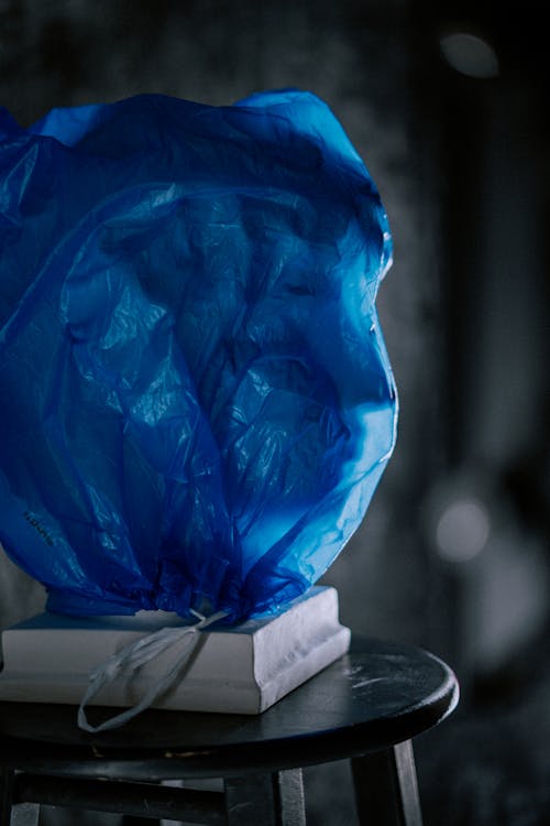 Sacchetto Di Plastica Blu Su Uno Sgabello
