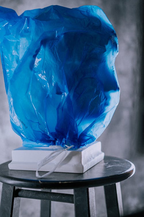 бесплатная Фотография синего полиэтиленового пакета на стуле Стоковое фото