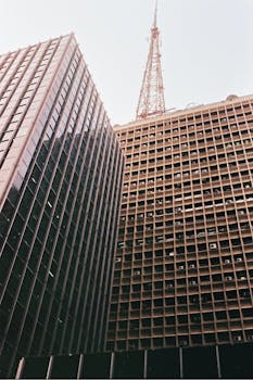 在城市环境中，现代摩天大楼的戏剧性低角度拍摄，突出了天线，展示了建筑设计