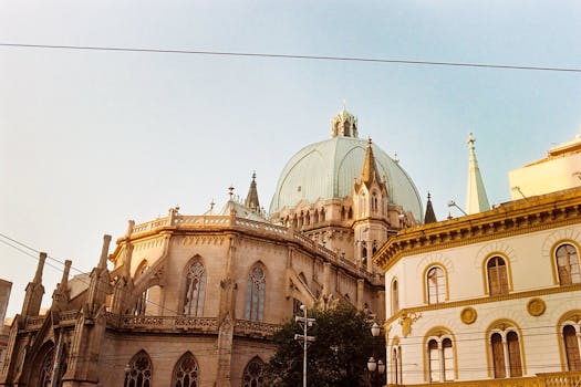 一座哥特风格大教堂令人惊叹，在清澈的蓝天下，其细节错综复杂