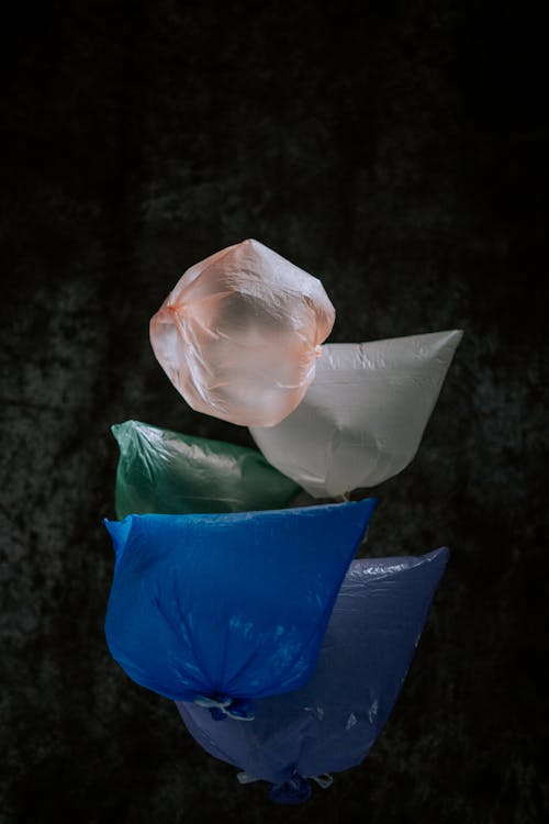 Kantong Plastik Biru Di Atas Tekstil Hitam