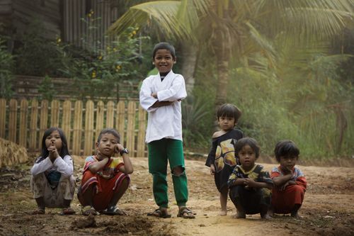 Free A group of six children posing playfully outdoors, capturing a moment of youthful joy and innocence. Stock Photo