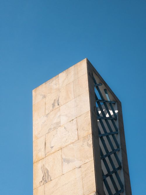 Free Minimalist architecture captured in Belo Horizonte, featuring a modern tower against a clear blue sky. Stock Photo