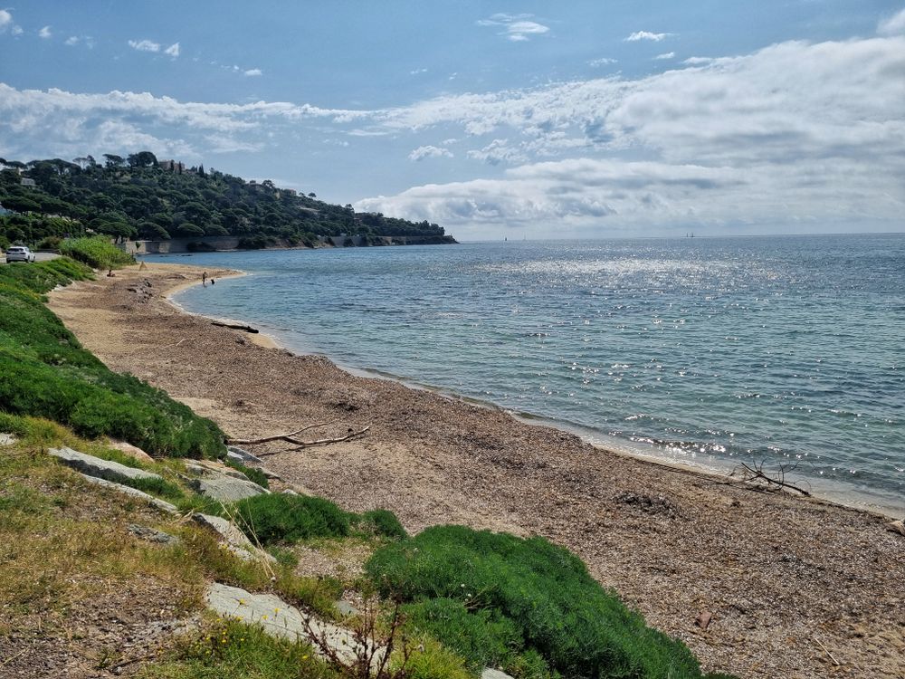 Plajă cu nisip și apă turcoaz în apropiere de Saint-Tropez