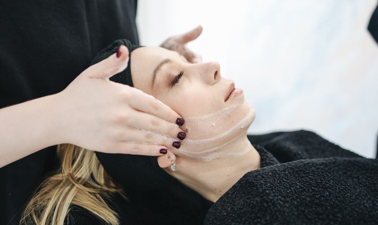 Mujer recibiendo un tratamiento facial despigmentante para manchas en Sapphira Privé Montecarmelo, Madrid