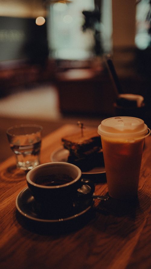 Free Warm and inviting café scene featuring coffee, cake, and ambiance. Stock Photo