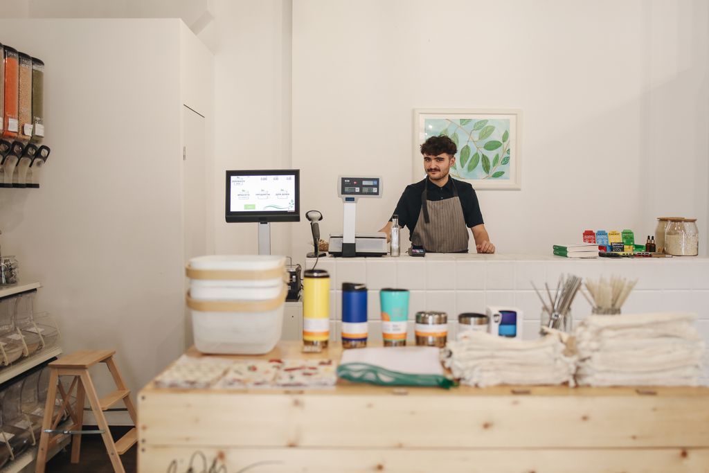 Commerçant derrière son comptoir