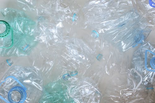 Mavi Ve Yeşil Plastik şişeler