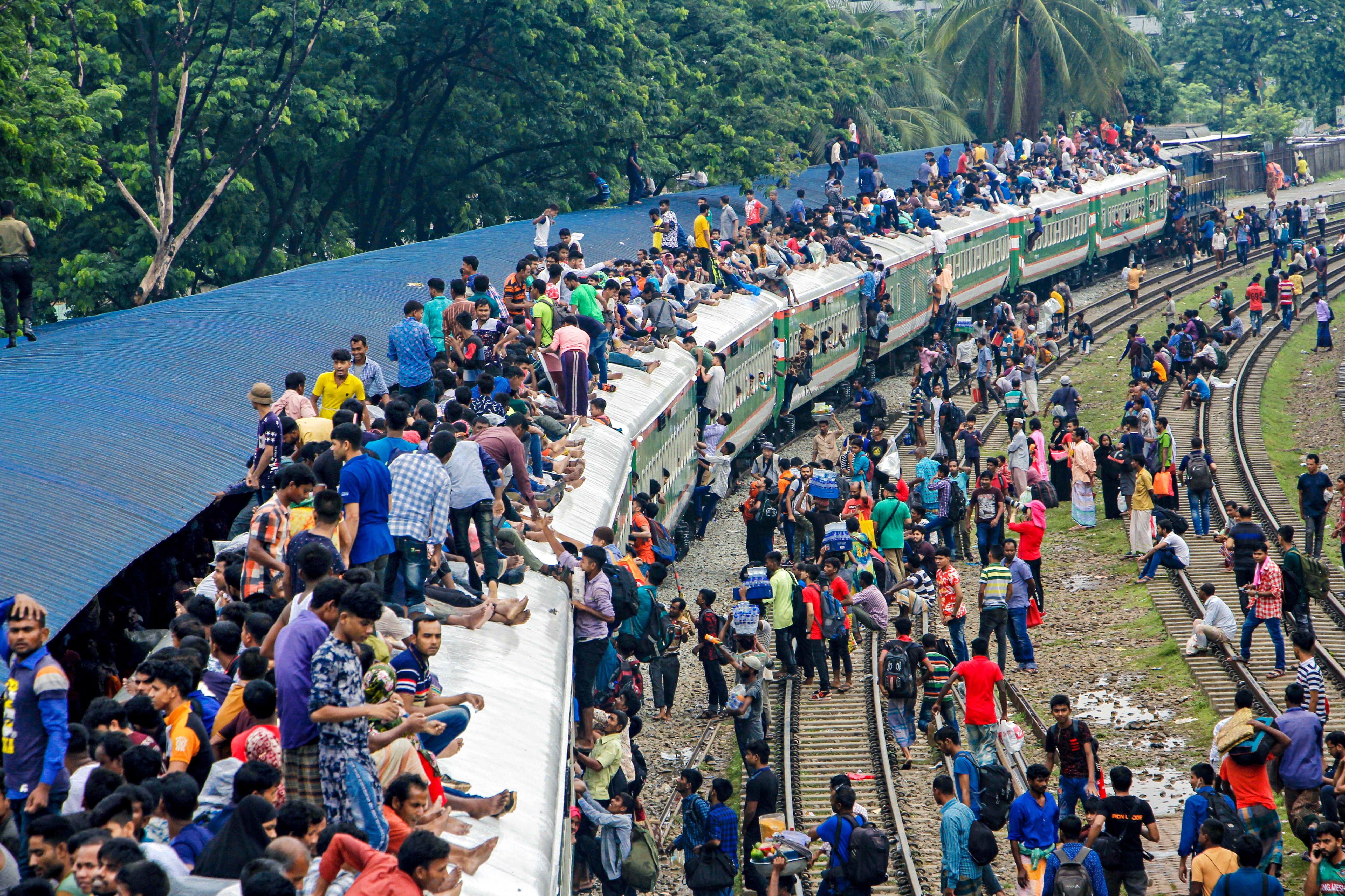 Railway Platform Overcrowding Photos, Download The BEST Free Railway ...