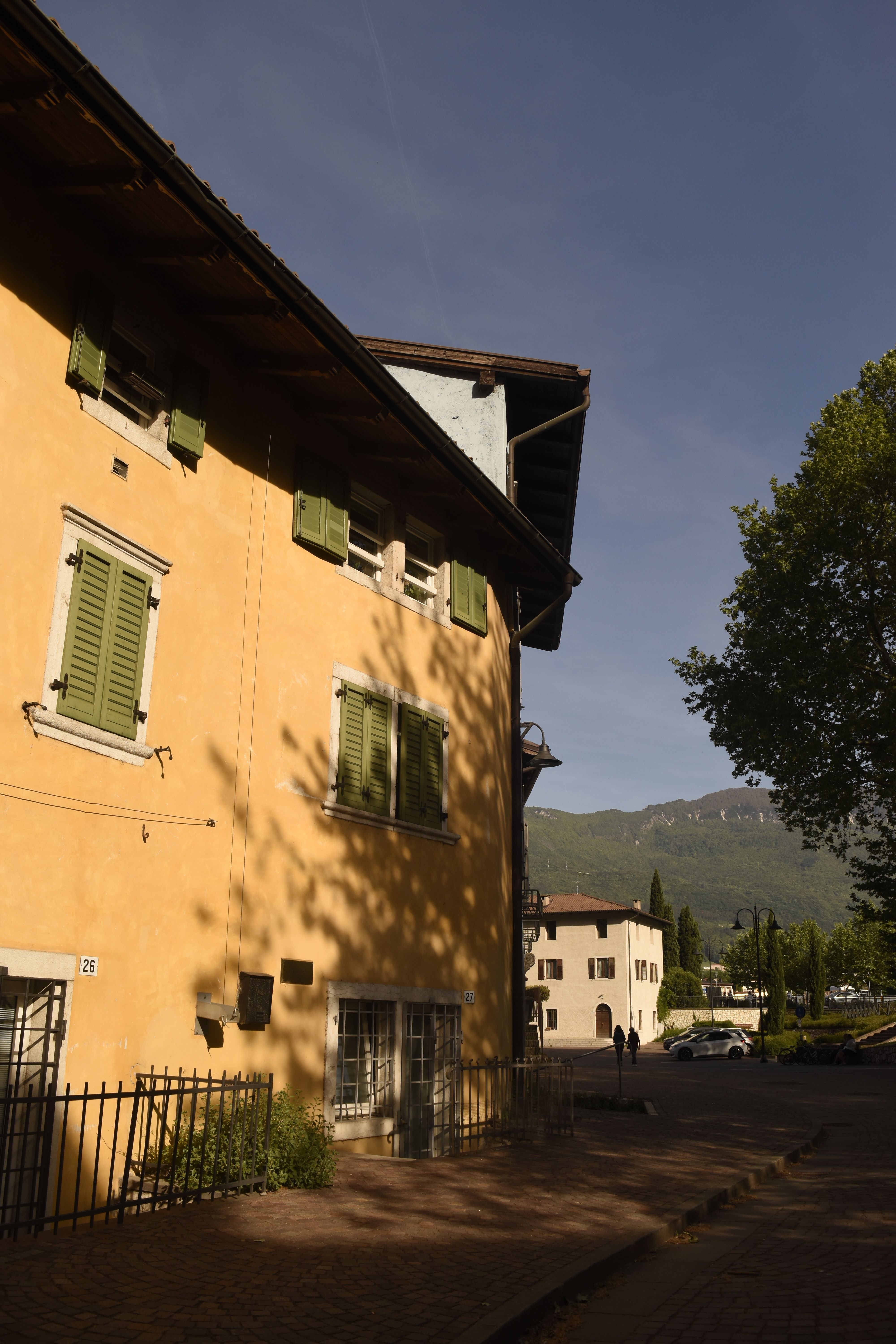 Gratis Splendida scena di strada italiana con architettura classica sotto un cielo luminoso. Foto a disposizione
