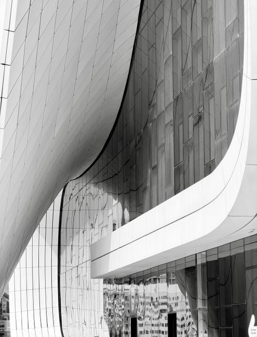 Free Sleek curves of contemporary architecture captured in monochrome, showcasing modern design. Stock Photo