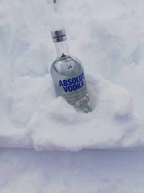 бесплатная Бутылка водки в снегу Стоковое фото