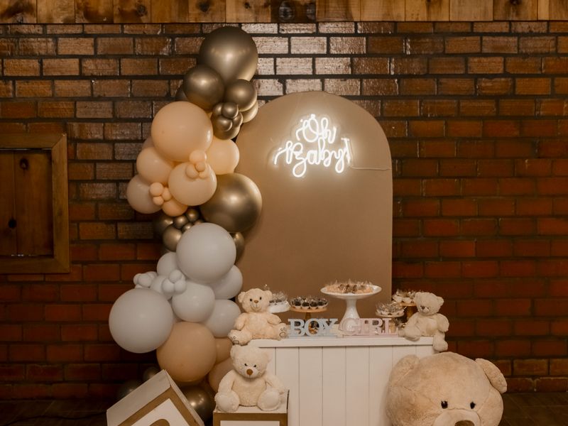 Cosy baby shower with teddy bears and balloons