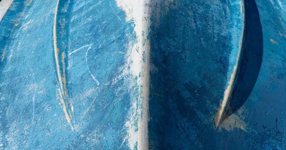 Coque d'un bateau hors de l'eau