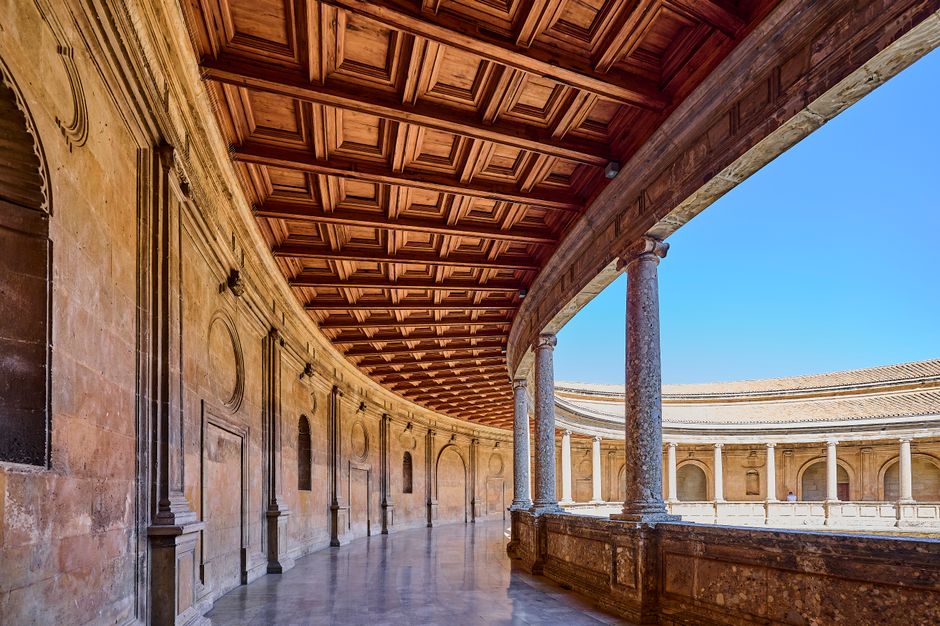 スペイン、アンダルシア地方の曲線を描く柱状建築の素晴らしい眺め。建築愛好家にはたまらない場所です。