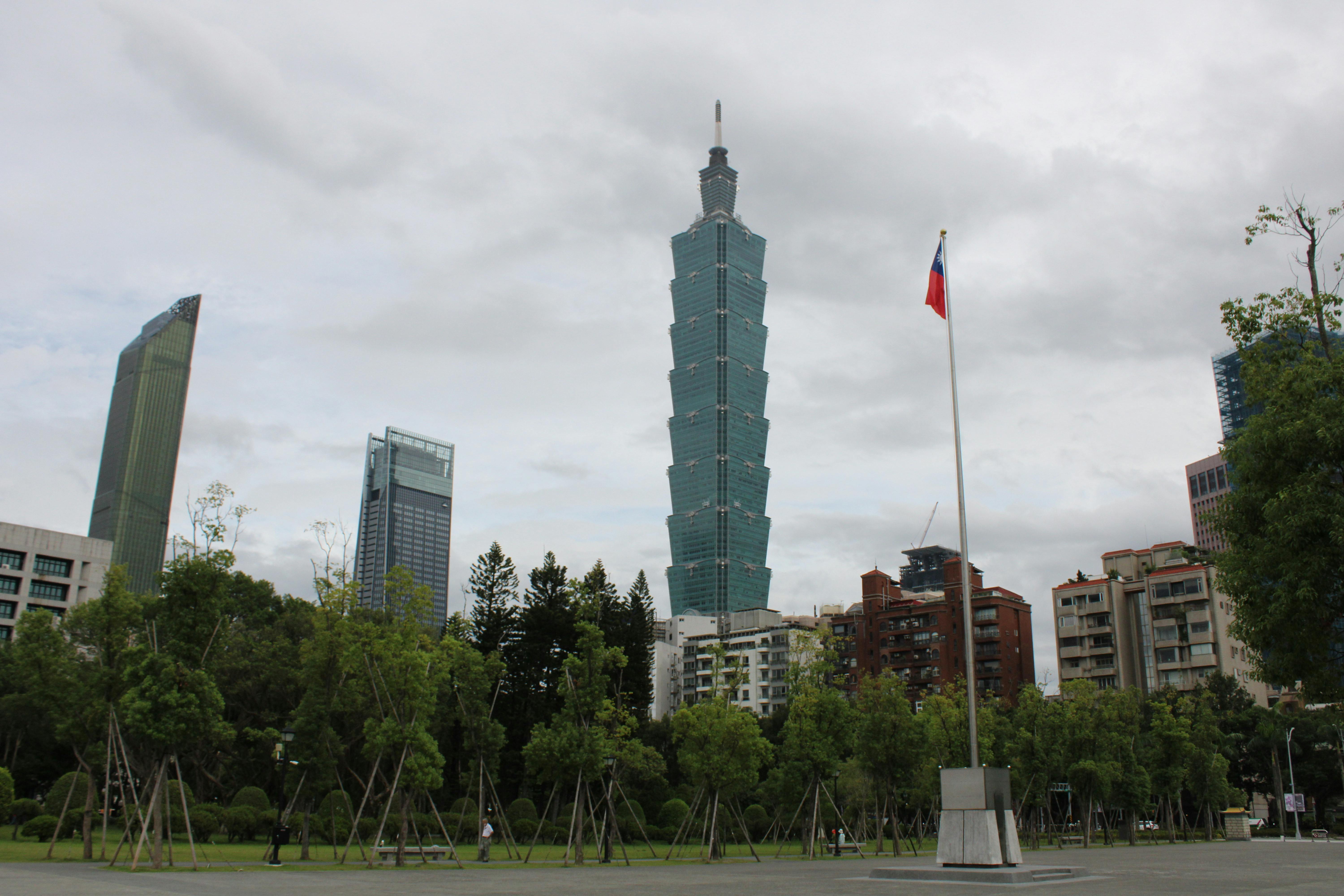 Taipei silueti ve dalgalanan Tayvan bayrağı