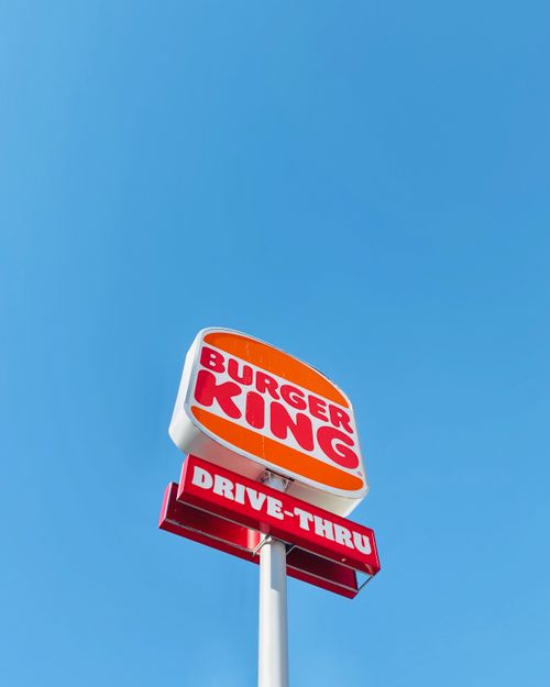 歴史的なヴロツワフ通りにあるバーガーキングの看板 · 無料の写真素材