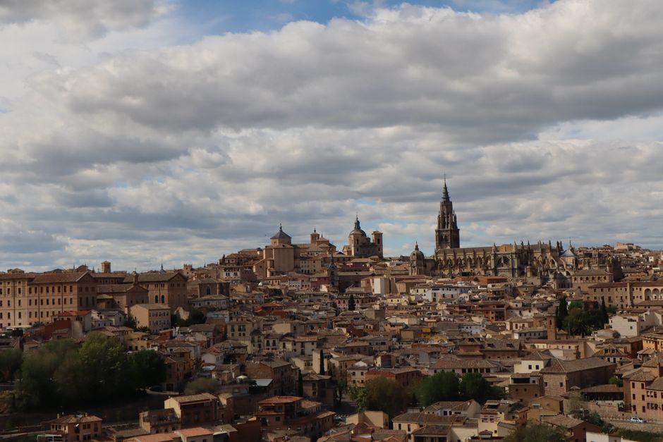Vista panorámica de Toledo, España, con la emblemática Catedral de Toledo bajo un cielo nublado.