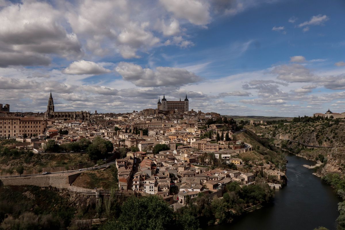 Vista panorámica de Toledo desde el otro lado del Tajo, con el Alcázar y la catedral sobre el casco histórico
