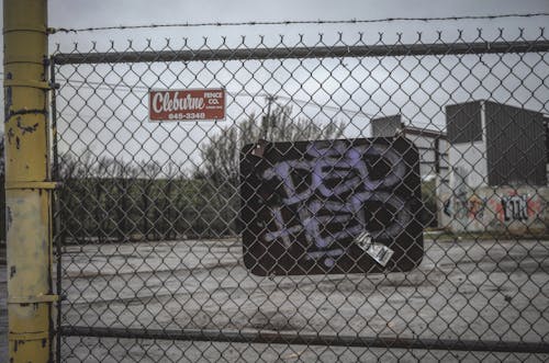 Darmowe zdjęcie z galerii z druty kolczaste, graffiti, ogrodzenie