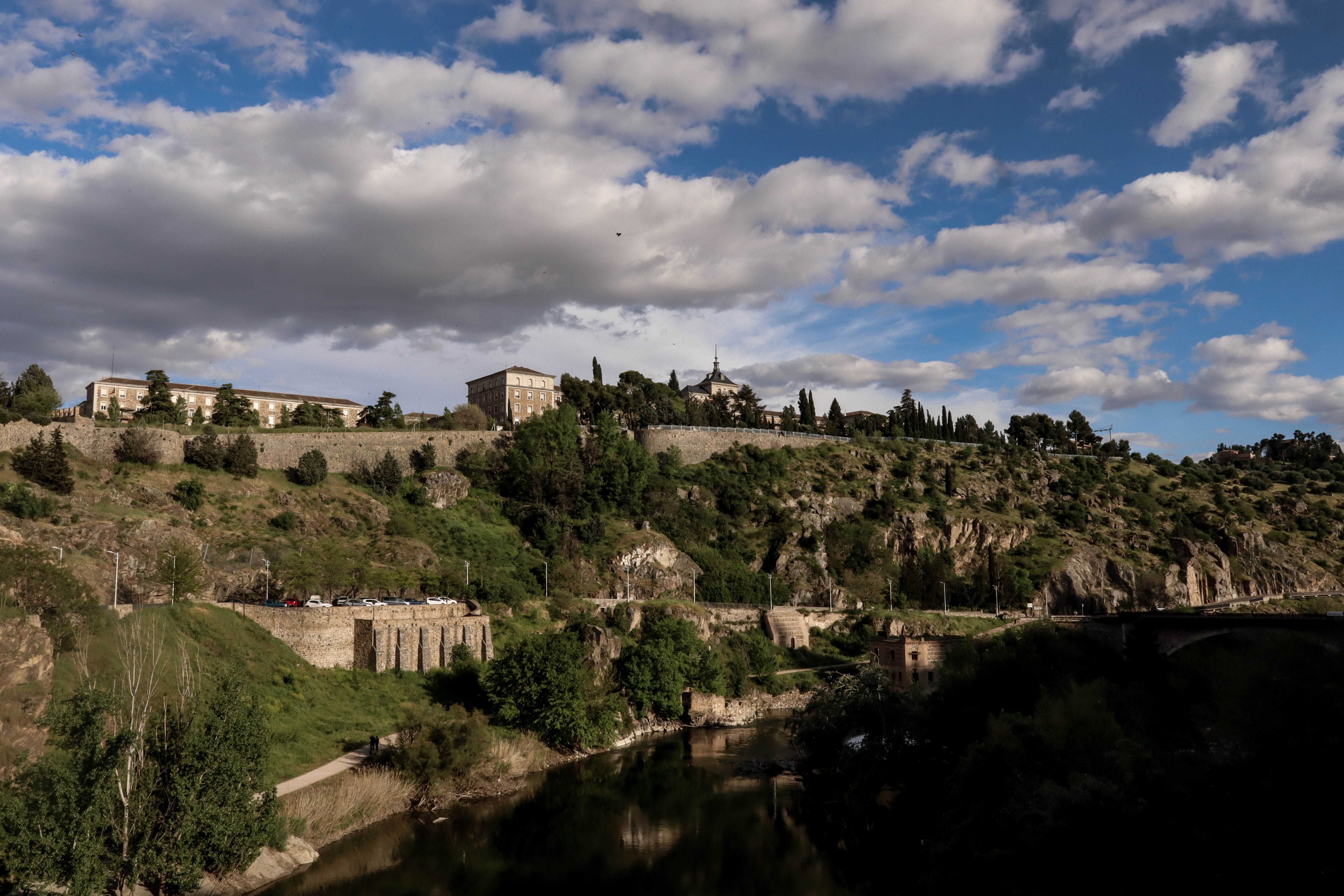 Late evening light on the Alcazar with families walking in the cool of the Eresma valley