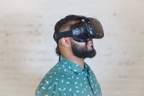 Fotos de stock gratuitas de adulto, casco de realidad virtual, casco RV