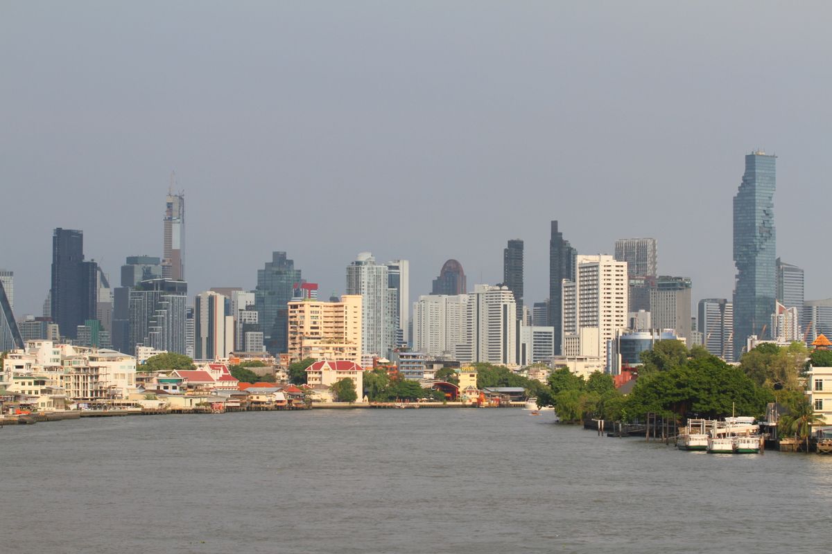 Unde te cazezi în Bangkok - skyline cu zgârie-nori de-a lungul râului Chao Phraya