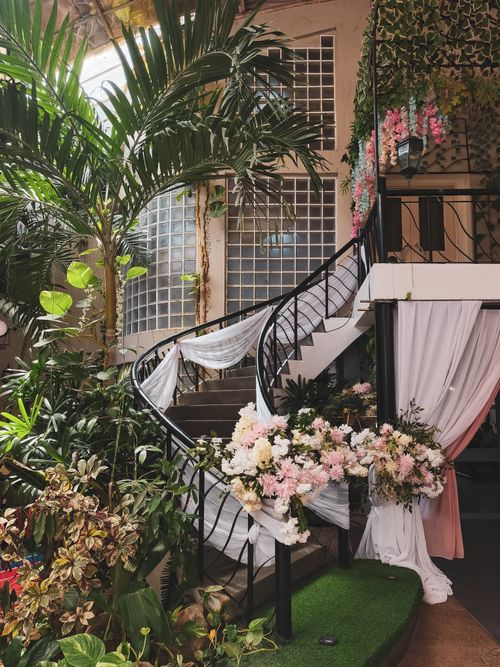 Free Charming indoor setting with spiral staircase adorned with flowers, perfect for weddings. Stock Photo