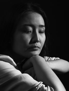 黑白肖像艺术捕捉了女性沉思的表情