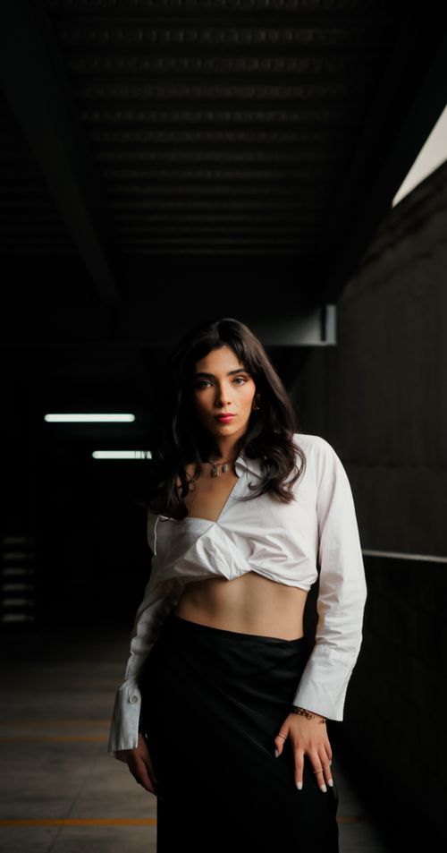 Free Stylish woman posing in a modern urban area, perfect for fashion editorials. Stock Photo