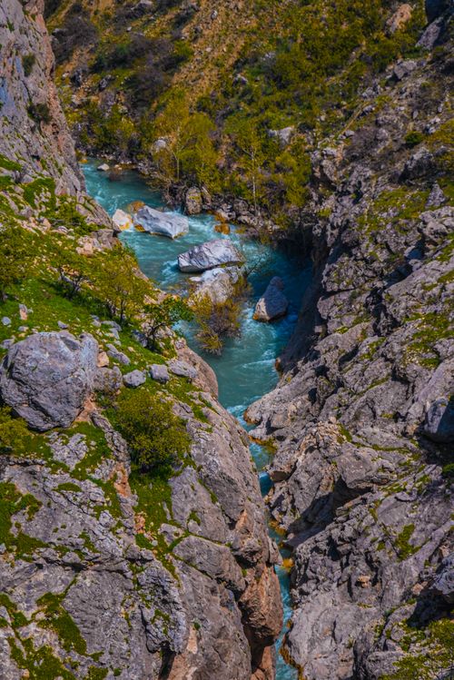 Free A breathtaking aerial shot of the turquoise river flowing through Kahta Canyon in Adıyaman, Türkiye. Stock Photo