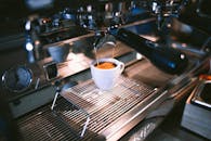 咖啡馆中，专业咖啡机冲泡浓缩咖啡的特写图