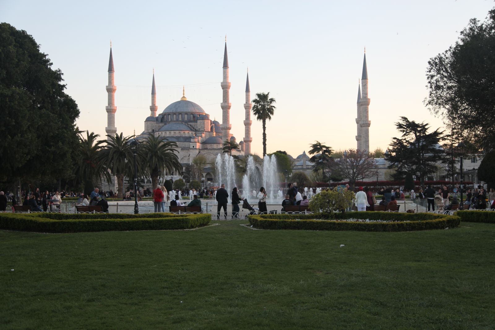 Cazare în Istanbul: Moscheea Albastră la apus, din parcul Sultanahmet