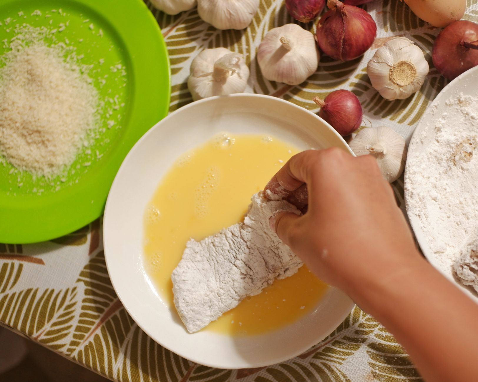 Disfrutando de la comida casera Plato de comida casera nutritiva y apetitosa en una mesa