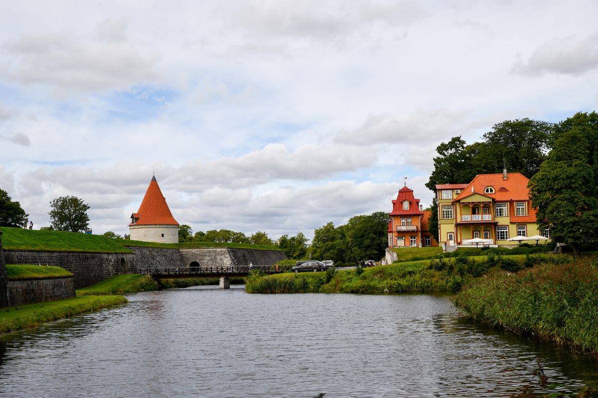 Castelul episcopal din Kuressaare reflectat in santul de aparare