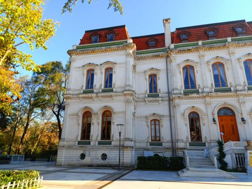 Free A beautifully preserved historical mansion with ornate architecture, set against a clear blue sky. Stock Photo