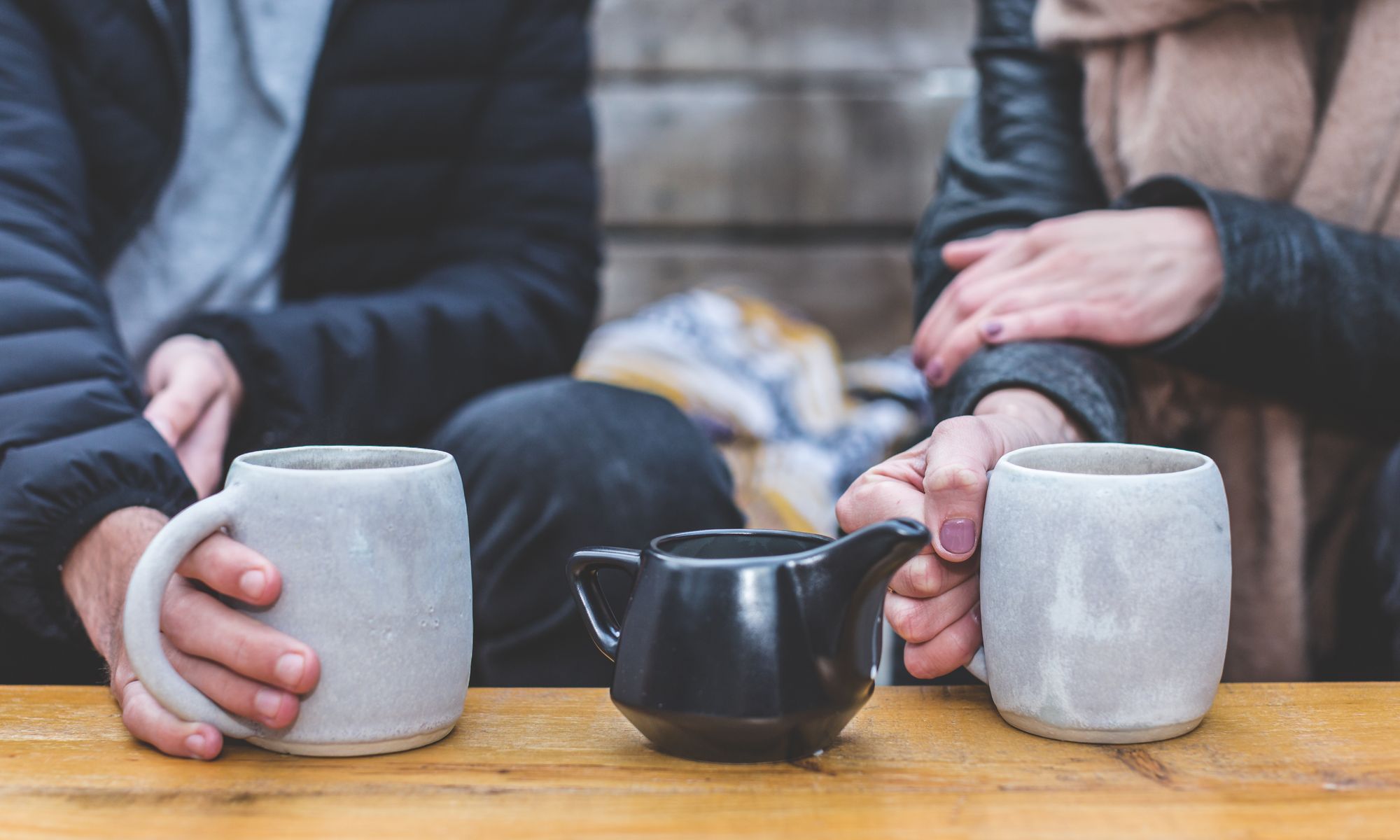 Ontspannen kennismakingsgesprek aan tafel met koffie over vakantiewoning beheer in Egmond