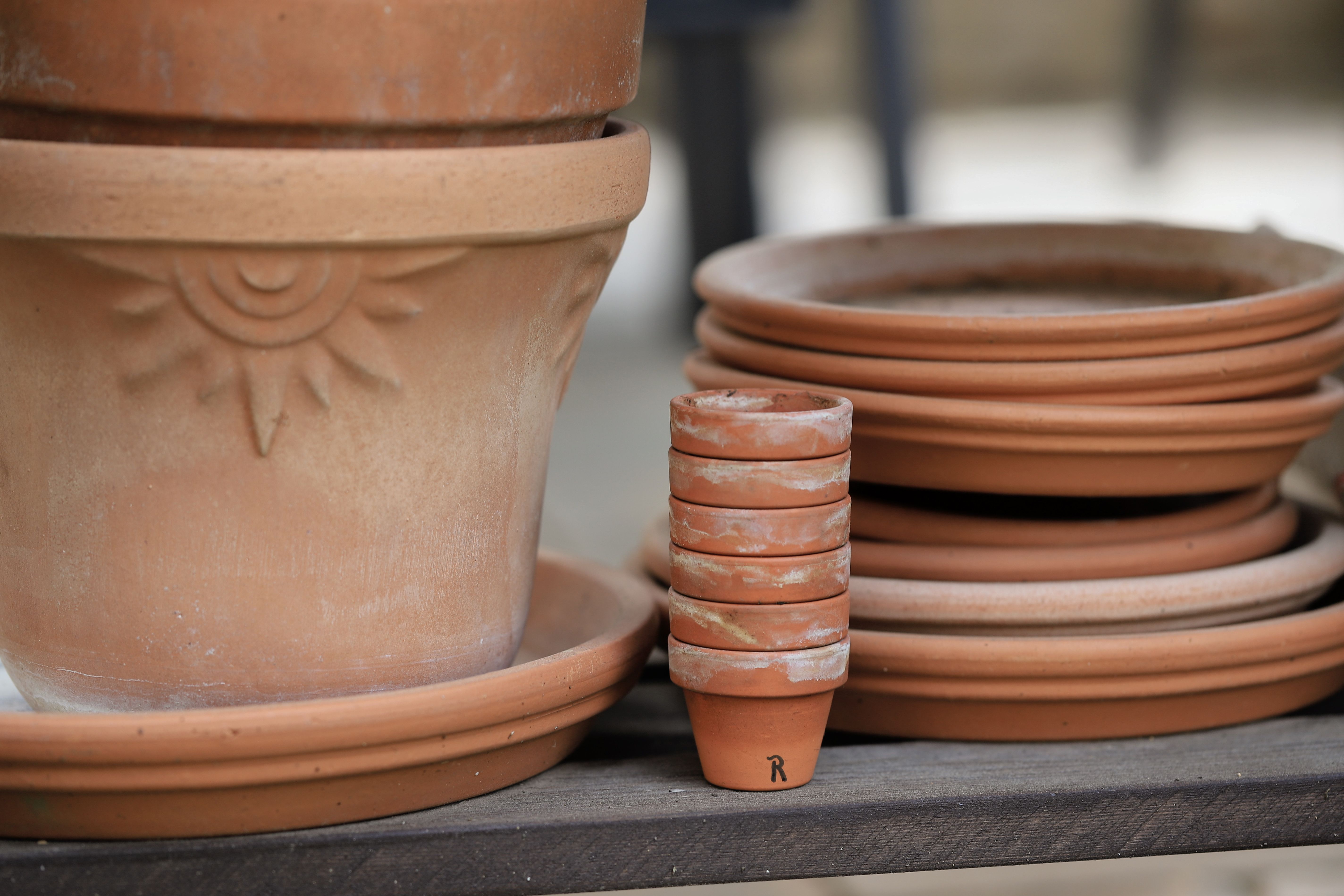 Kleurrijke terracotta pot met eigentijdse ontwerpen.