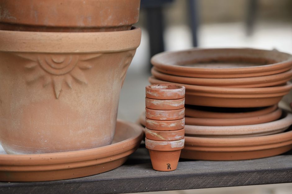Kleurrijke terracotta pot met eigentijdse ontwerpen. Kleurrijke terracotta pot met eigentijdse ontwerpen.